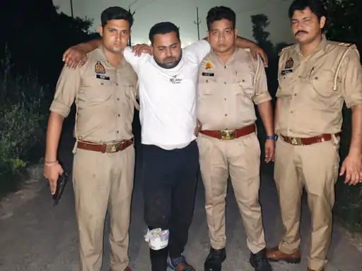 मेरठ में पुलिस ने बदमाश के पैर में मारी गोली:5 हजार का इनामी बदमाश गिरफ्तार, आरोपी के पास से तमंचा बरामद