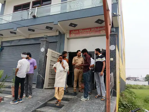 मेरठ में होटल में पकड़े गए युवक-युवती:हिंदू संगठन के लोगों का हंगामा, जांच के लिए पहुंची पुलिस